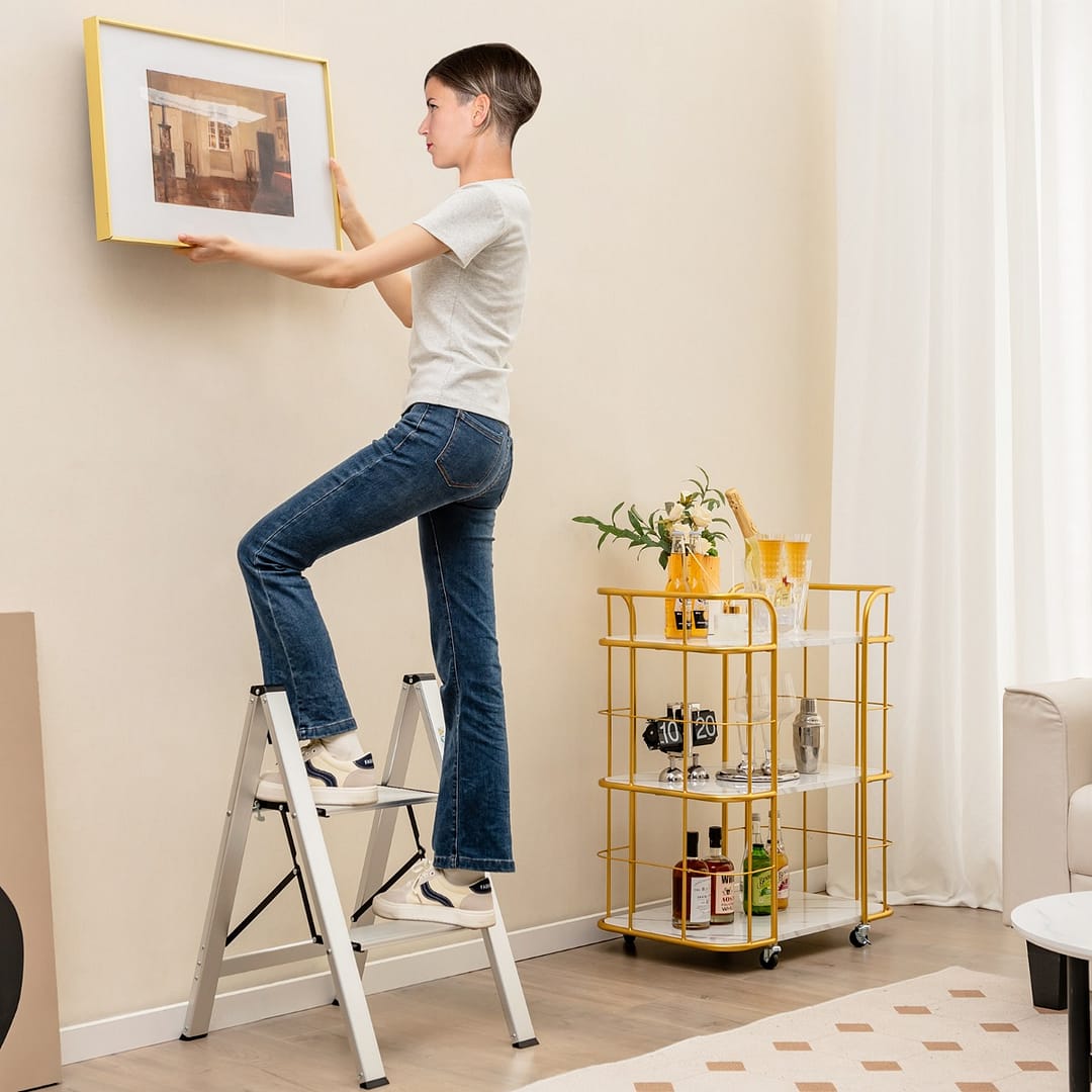 Costway Scala pieghevole in alluminio con gradini antiscivolo e poggiapiedi, Scala portatile portata 150kg 44x49x66cm