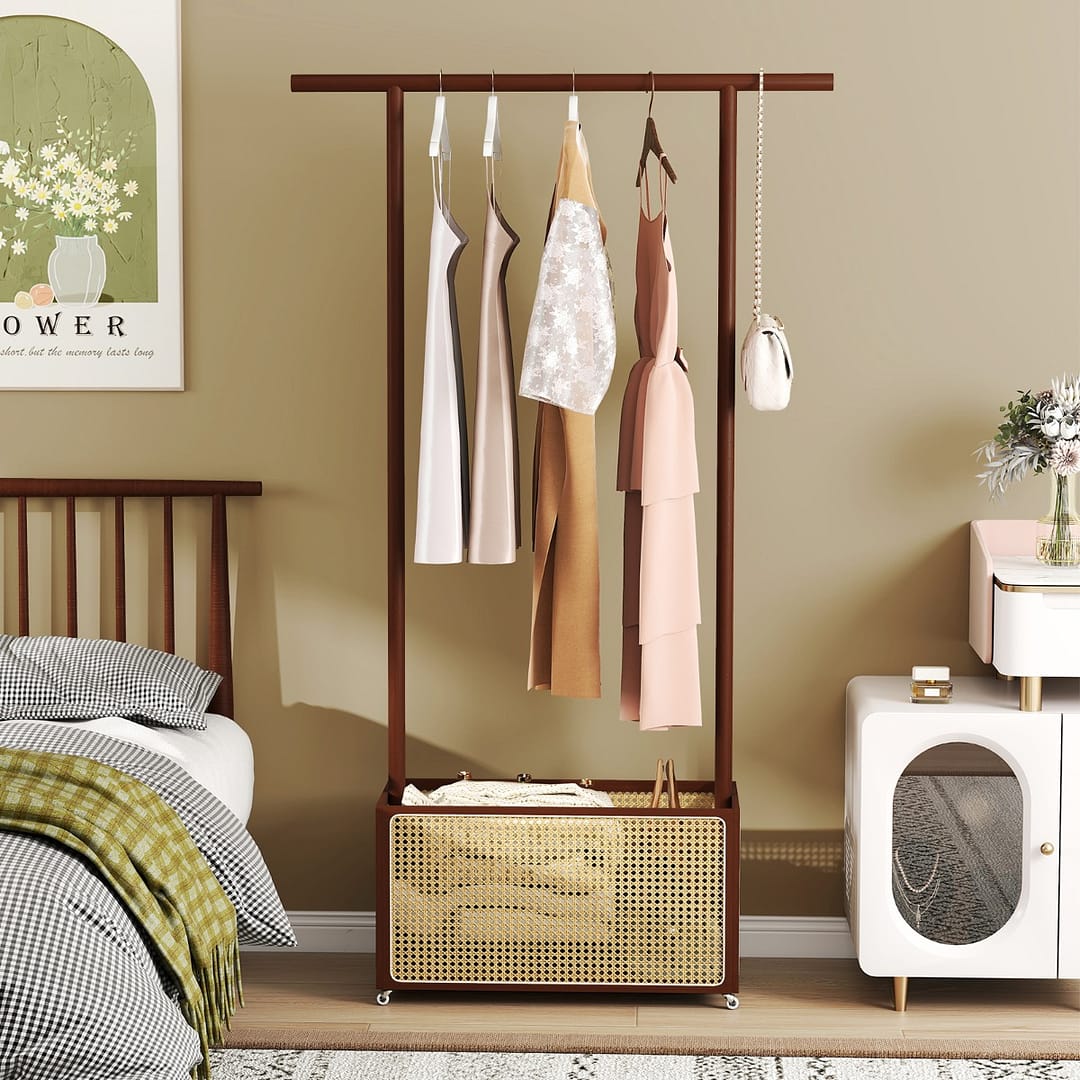 Costway Appendiabiti con cesto di stoccaggio in rattan e ruote per spazi piccoli, Porta abiti in bambù camera da letto Marrone