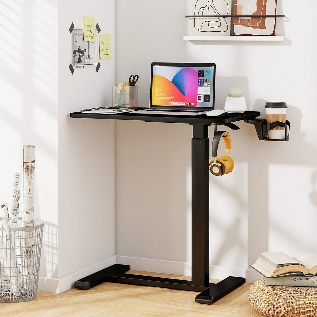 Costway Tavolo laterale da letto regolabile in altezza con portabicchieri, Scrivania pneumatica per laptop con ruote nascoste Nero