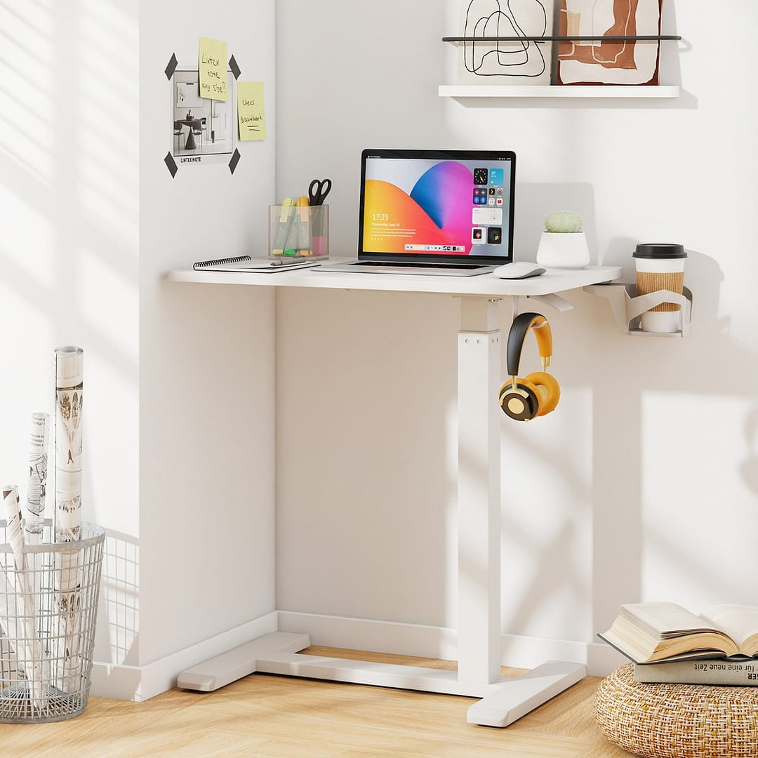 Costway Tavolo laterale da letto regolabile in altezza con portabicchieri, Scrivania pneumatica per laptop con ruote nascoste Bianco