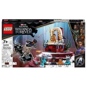 Lego la stanza del trono di re namor include le minifigure di shuri, attuma e di re namor, oltre a un sottomarino costruibile, una sala del trono e accessori