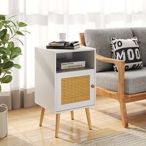 Costway Set di 2 comodini in rattan con spazio di archiviazione, Tavolini con mensola aperta e porta decorata in rattan PE Bianco