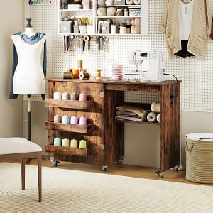 Costway Tavolo da cucito pieghevole con ripiano e contenitori, Mobiletto di stoccaggio multifunzionale su ruote bloccabili Noce