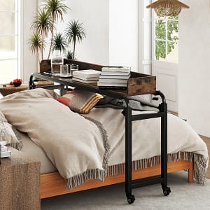 Costway Scrivania mobile per letto matrimoniale con altezza e lunghezza regolabili telaio in metallo, Scrivania sopra-il-letto con ruote Marrone