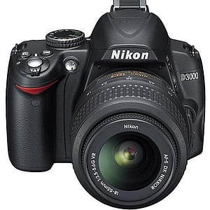 Nikon D3000 + Kit fotocamera reflex AF-S DX NIKKOR 18-55 mm 10,2 MP CCD (dispositivo ad accoppiamento di carica) 3872 x 2592 pixel Nero -Ricondizionato – Ottime condizioni